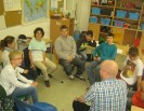 Schüler sitzen im Sitzkreis in einer Klasse