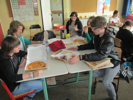 Schüler essen Pizza