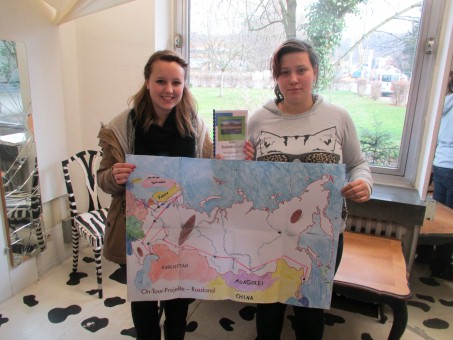 2 Mädchen zeigen eine Russlandkarte