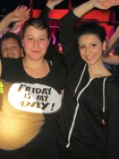zwei Mädchen in der Mange, eine trägt ein T-Shirt mit der Aufschrift: Friday - is my day!