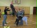Akrobatikübungen in der Turnhalle