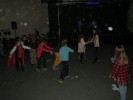 Schüler tanzen in der Aula