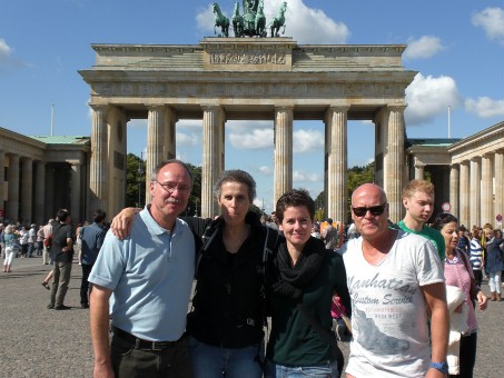 4 Lehrer vor dem Brandenburger Tor