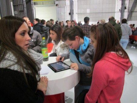 2 Schüler geben eine Rückmeldung zur Ausstellung über ein Tablet