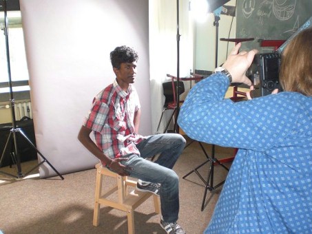 Schüler sitzt , wird von einer professionellen Fotographin fotographiert