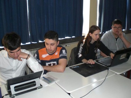 4 Schüler arbeiten vor den Laptops