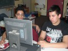 zwei Schüler arbeiten am PC