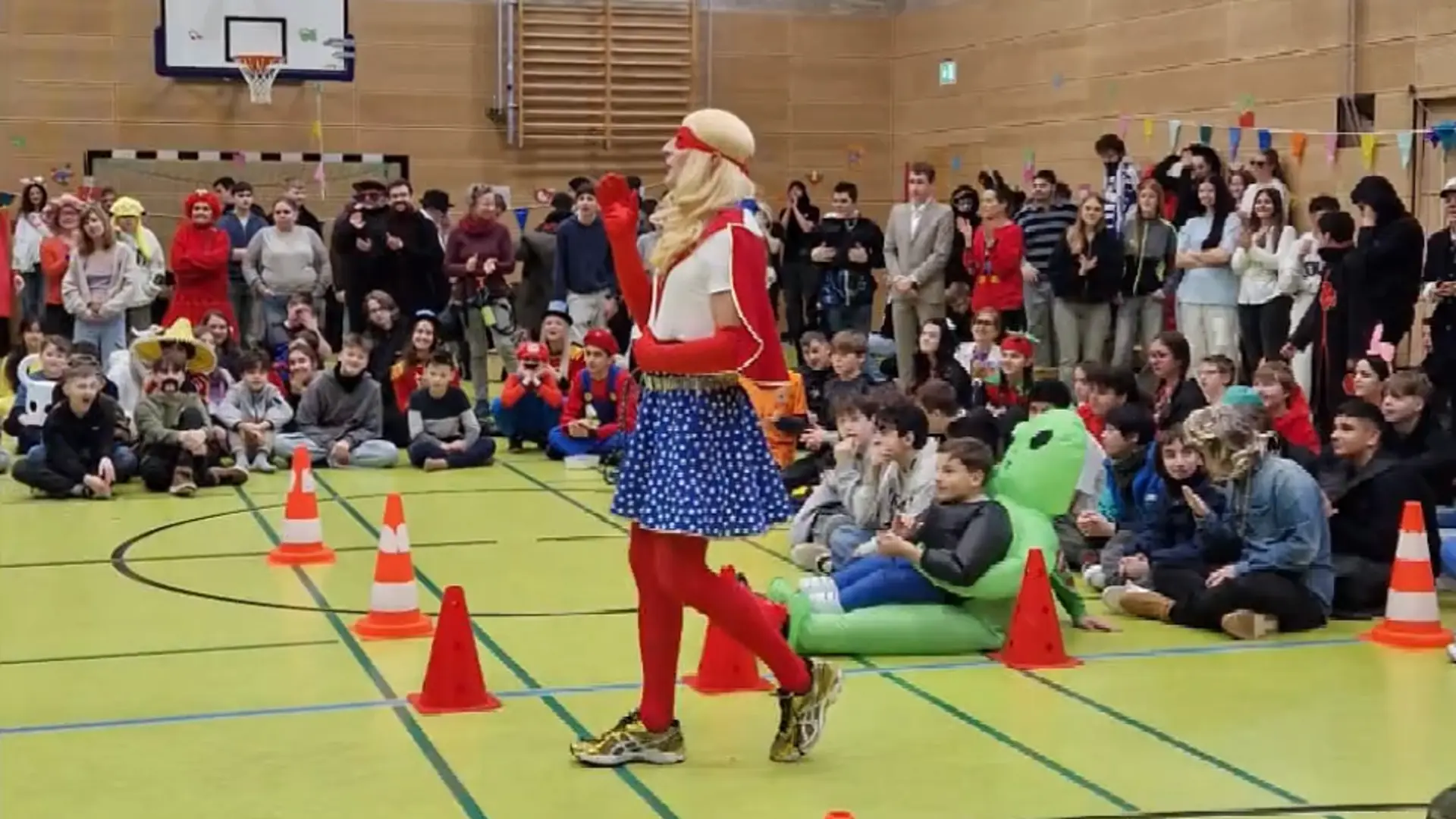 Ein Kuchen mit Schokoglasur. Mit bunten, runden Bonbons steht "Schwitters Helau" geschrieben.