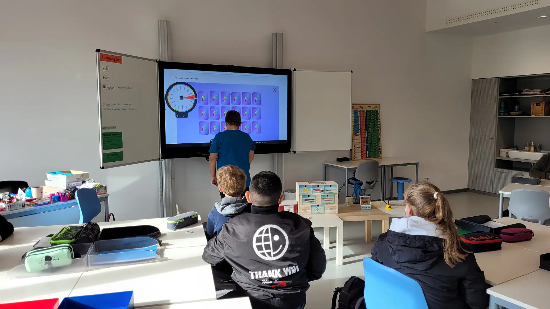 Digitaler Unterricht an der LVR-Kurt-Schwitters-Schule: Schüler*innen aus der Sekundarstufe I arbeiten interaktiv mit Smartboard und digitalen Lernmedien im Klassenraum.